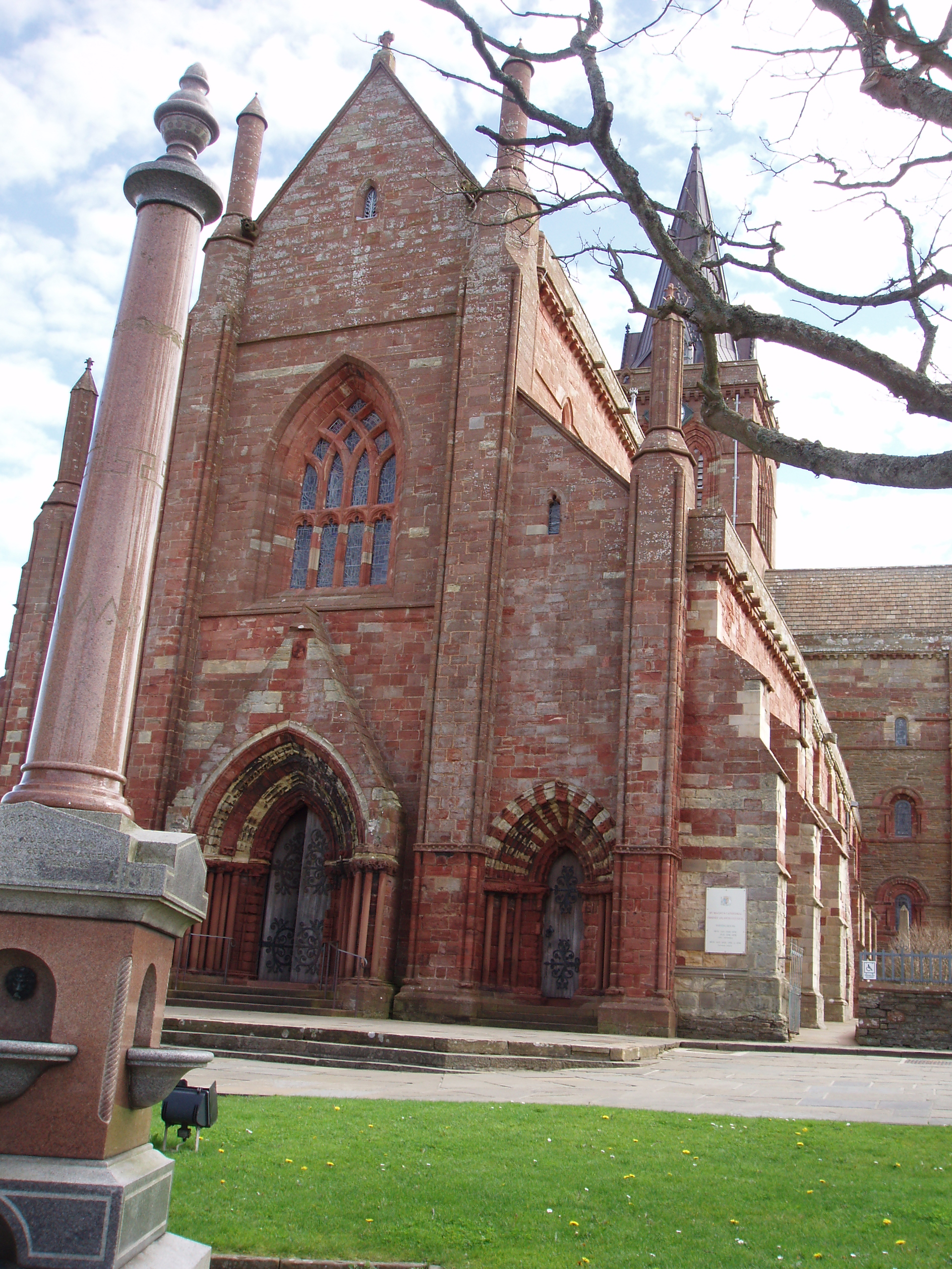 First Impressions - St Magnus Cathedral - photograph (c) 2007 David Bailey (not the)